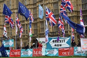Bandiere e striscioni davanti a Westminster che inneggiano alla Brexit