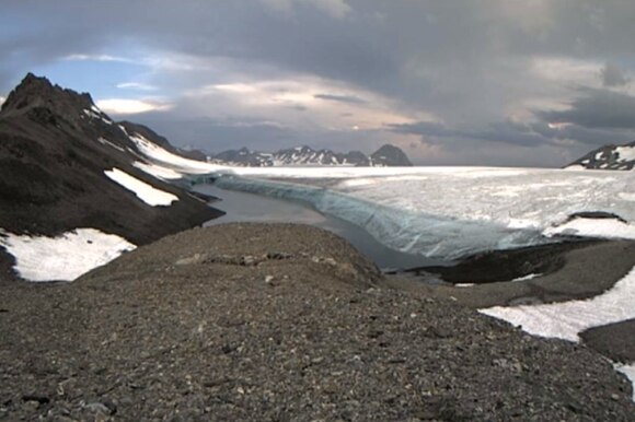 Fotogramma tratto da un filmato che mostra il ritiro di un ghiacciaio.