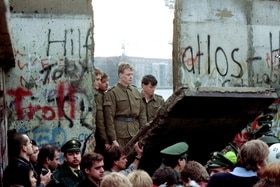 Soldati guardano da una falla nel muro