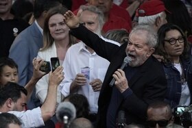 Lula da Silva appena scarcerato parla ai sostenitori intervenuti numerosi.