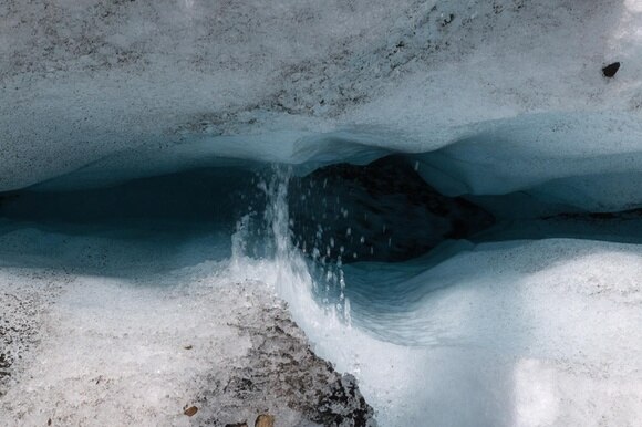 acqua che scorre da un ghiacciaio