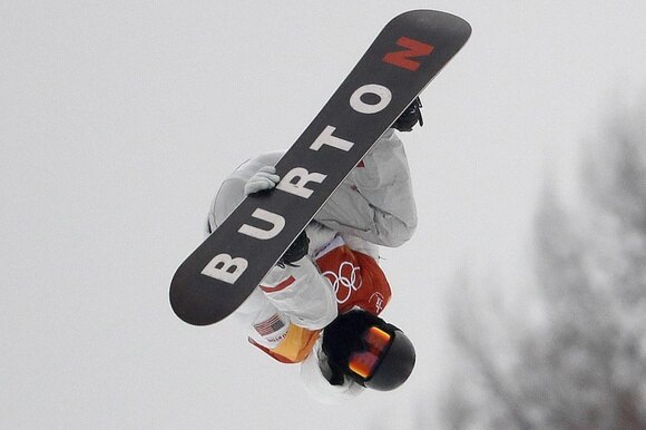 Shaun White in una evoluzione con il suo snowboard Burton durante le ultime olimpiadi coreane