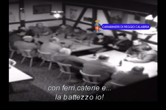 Video tipo CC logato Carabinieri di Reggio Calabria nel quale si vedono alcuni uomini discutere attorno a un tavolo