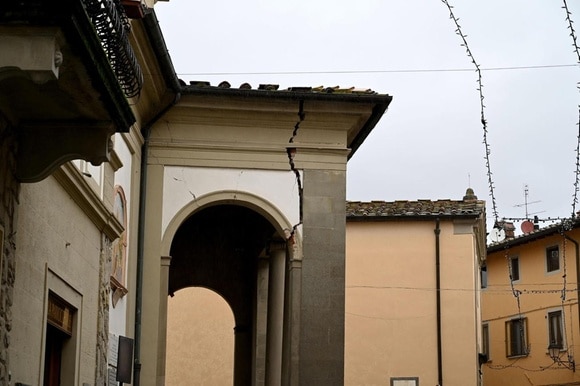 I danni alle strutture della chiesa di San Silvestro a Barberino di Mugello
