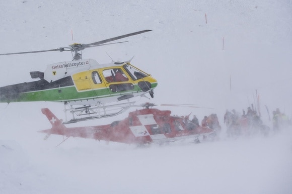 Due elicotteri nella neve