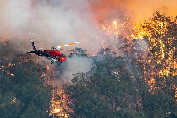Un elicottero dei pompieri impegnato nelle operazioni di spegnimento degli incendi in Australia.