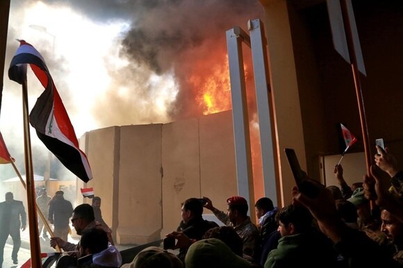 Manifestanti davanti all ambasciata USA a Baghdad