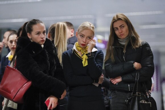 Tre donne dal volto triste all aeroporto di Kiev ricordano i loro colleghi morti nel disastro aereo.