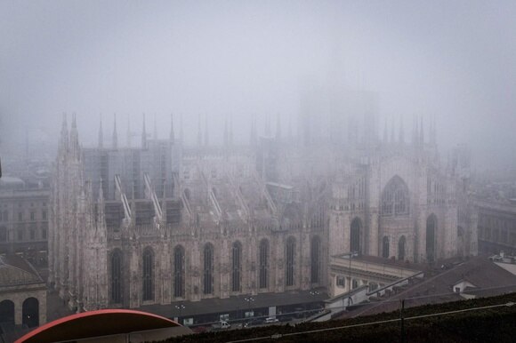 Il Duomo di Milano coperto da una coltre bianca di smog