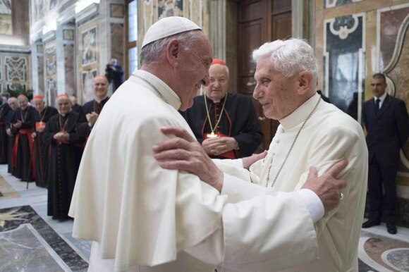 Il papa emerito Joseph Ratzinger e il suo successore papa Jorge Mario Bergoglio.