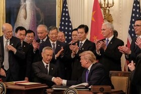 Stretta di mano tra Trump e il vice premier cinese Liu He.