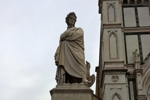 La statua di Dante in Piazza Santa Croce a Firenze.