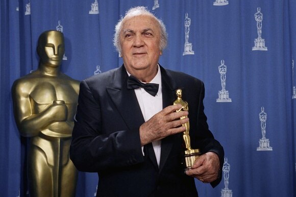 Federico Fellini nel 1993 a Hollywood con il suo quinto Oscar, quello alla carriera.