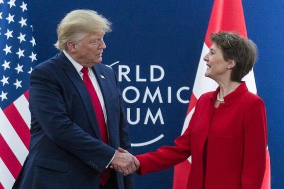 Donald Trump e Simonetta Sommaruga mentre si scambiano una stretta di mano a Davos