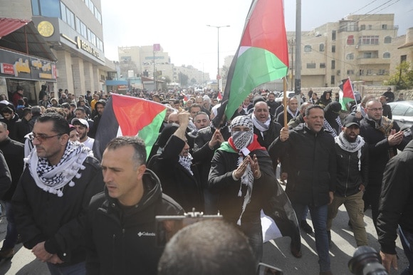 manifestanti con la bandiera palestinese