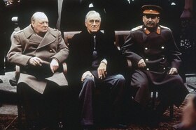 Churchill, Roosevelt e Stalin seduti in posa per la foto.