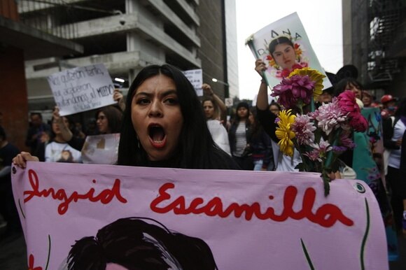 Donne in piazza contro il femminicidio a Città del Messico.