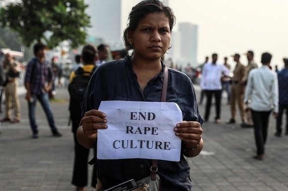 Una donna in India con un cartello: stop con la cultura dello stupro