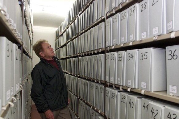 Uomo osserva scatole d archivio