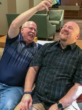 due uomini che ridono