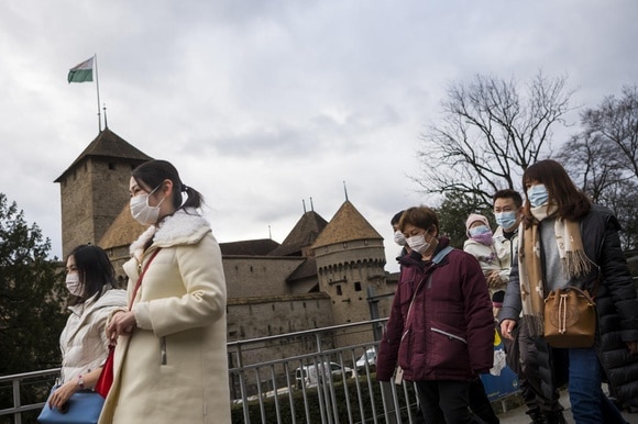 touristes chinois devant le château de Chillon