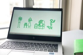 Un laptop aperto sul tavolo; sullo schermo una famiglia stilizzata; ogni membro utilizza un mezzo di comunicazione