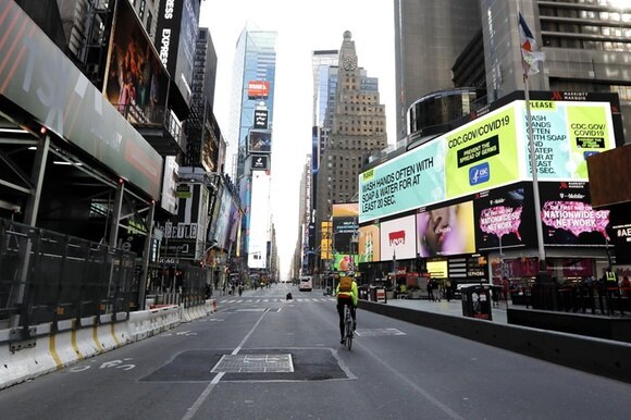 ciclista solitario in una strada di New York