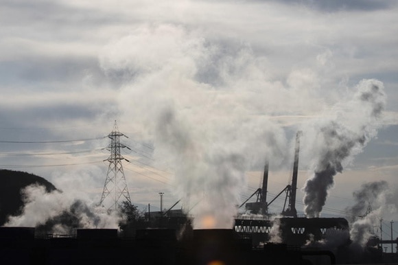 Emissioni inquinanti emesse da aziende chimiche nel distretto industriale di Kocaeli (Turchia).