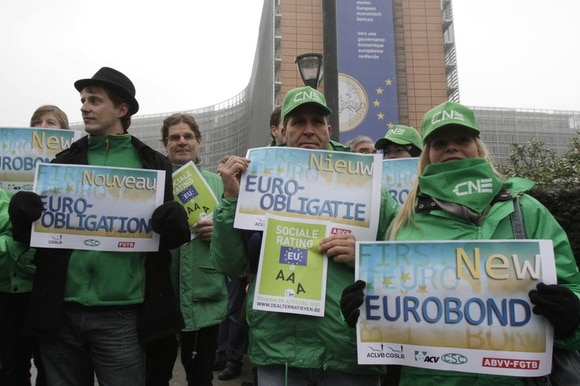 Sostenitori di obbligazioni condivise dai paesi dell eurozona manifestano a Bruxelles.