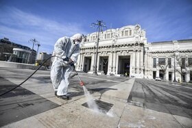 disinfezione di fronte alla stazione centrale di milano