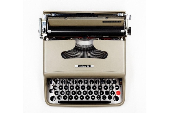 Vista dall alto, perpendicolare, di una macchina per scrivere meccanica portatile con targhetta Lettera 22