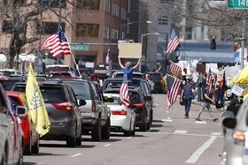 La manifestazione contro il lockdown a Denver in Colorado.