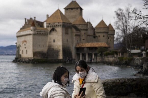 Turiste cinesi nei pressi del Castello di Chillon sul Lemano.