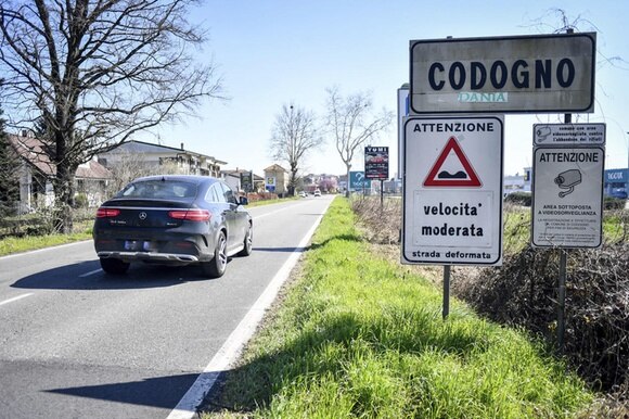 Un auto supera il cartello stradale che indica l ingresso nel territorio comunale di Codogno (Lombardia).