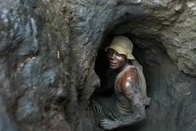 Un minatore in una miniera nel sud-est della Repubblica democratica del Congo nel 2004.