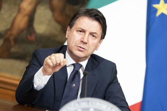 Il premier Giuseppe Conte annuncia in televisione i dettagli della Fase 2 in Italia.