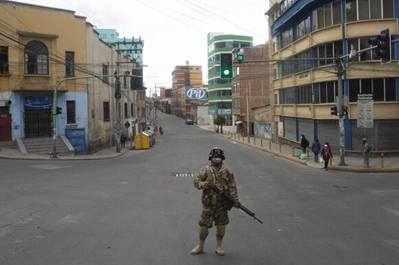 Militari presidiano le strade deserte di La Paz durante l emergenza coronavirus.