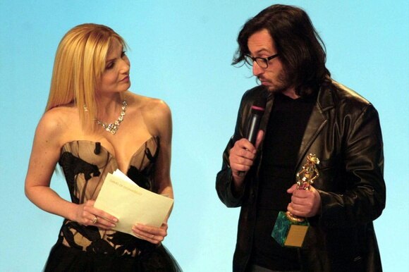 Daniele Vicari con Lorella Cuccarini mentre ritira il David di Donatello per il film Velocità massima.