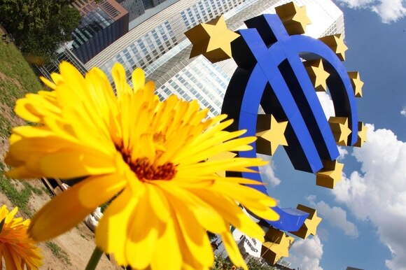 Il simbolo dell euro davanti alla banca centrale di Francoforte