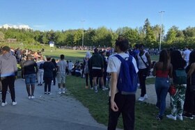 folla davanti a un campo di calcio