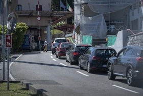 Auto di frontalieri in coda alla dogana di Ligornetto (Ticino)