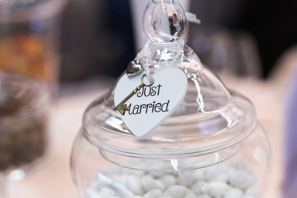 Confetti in un vaso di vetro con la scritta Just married