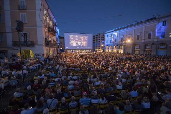 Piazza Grande di sera durante il Festival del film di Locarno