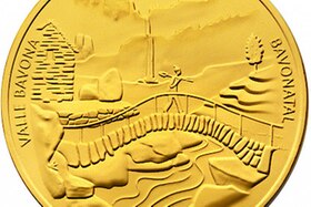 Quella che appare come moneta d oro (è in realtà cioccolatino con carta stagnola dorata) raffigurante valle e fiume