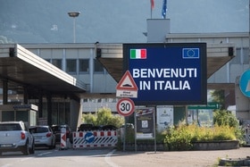 Un grande cartello con scritto Benvenuti in Italia.