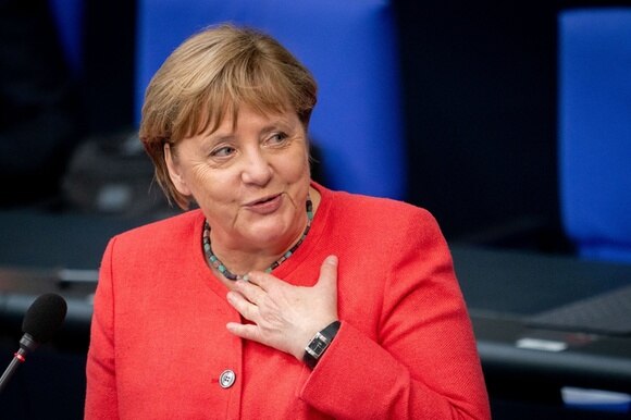 Primo piano di Angela Merkel vestita di rosso.