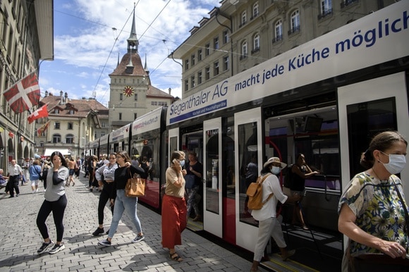 Utenti dei mezzi pubblici in Svizzera con l obbligo ora di indossare la mascherina.