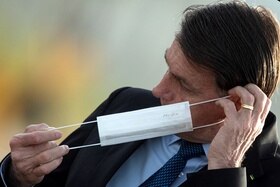 Bolsonaro mentre indossa la mascherina