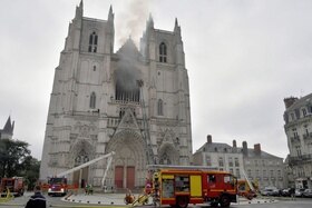 I pompieri in azione per domare le fiamme nella cattedrale gotica
