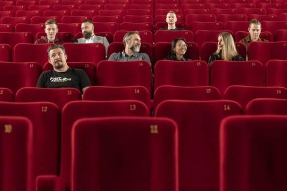 gente seduta in un cinema